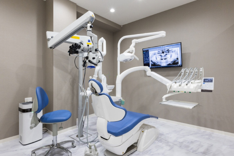 半個室タイプの診療室で施術